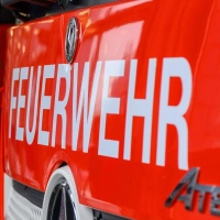 Die Feuerwehr löscht den Waldbrand. (Symbolbild) (Foto: Klaus-Dietmar Gabbert/dpa)