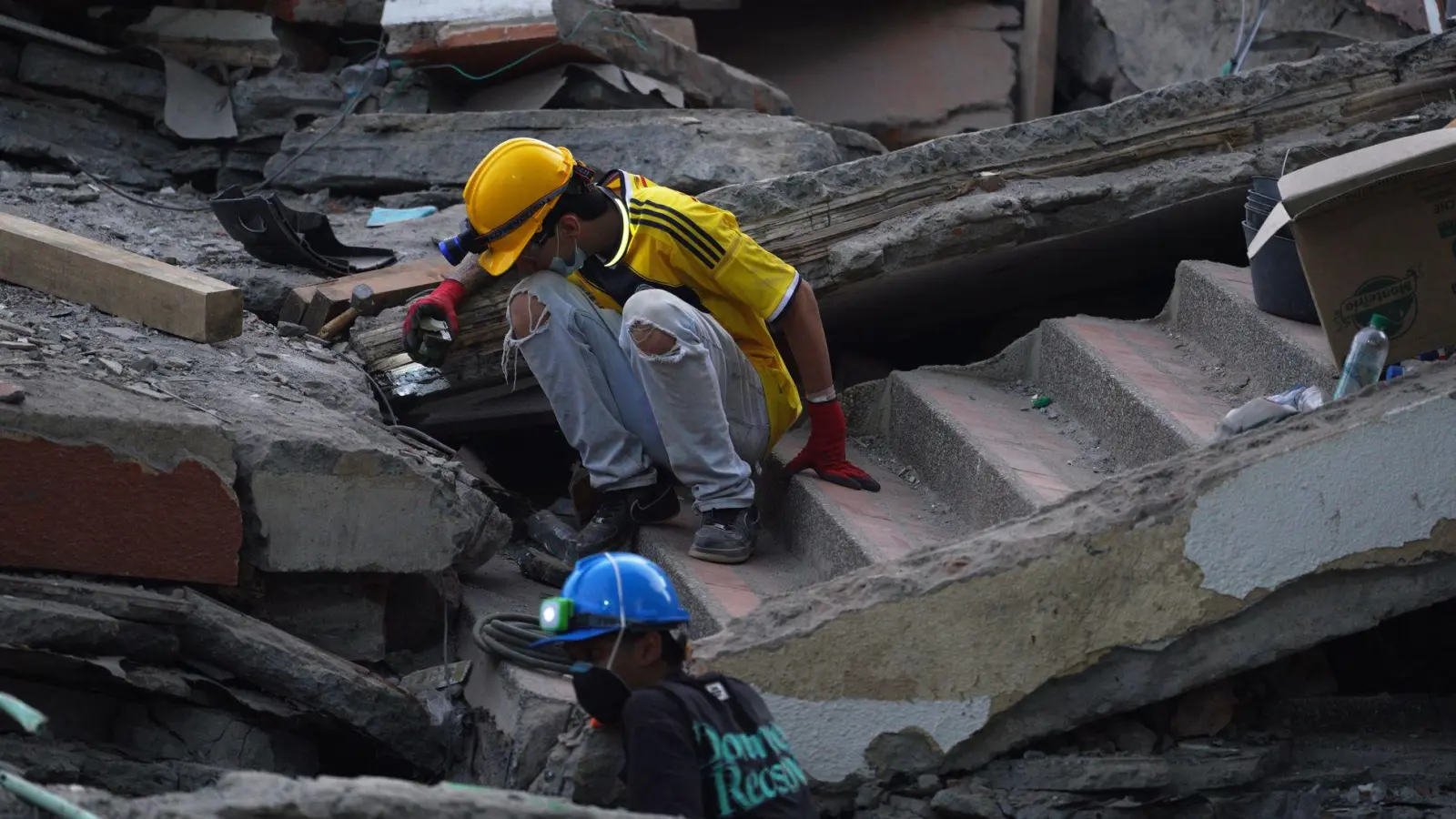 Das Erdbeben der Stärke 7,4 verursachte Schäden in mehreren Städten.  (Foto: Ivan Valencia/AP/dpa)