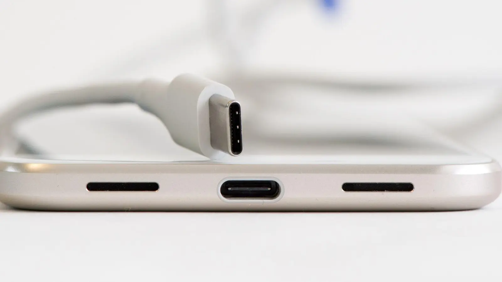 Falsch herum war einmal: Dass USB-C beidseitig gesteckt werden kann, ist eine große Stärke des Standards. (Foto: Andrea Warnecke/dpa-tmn)