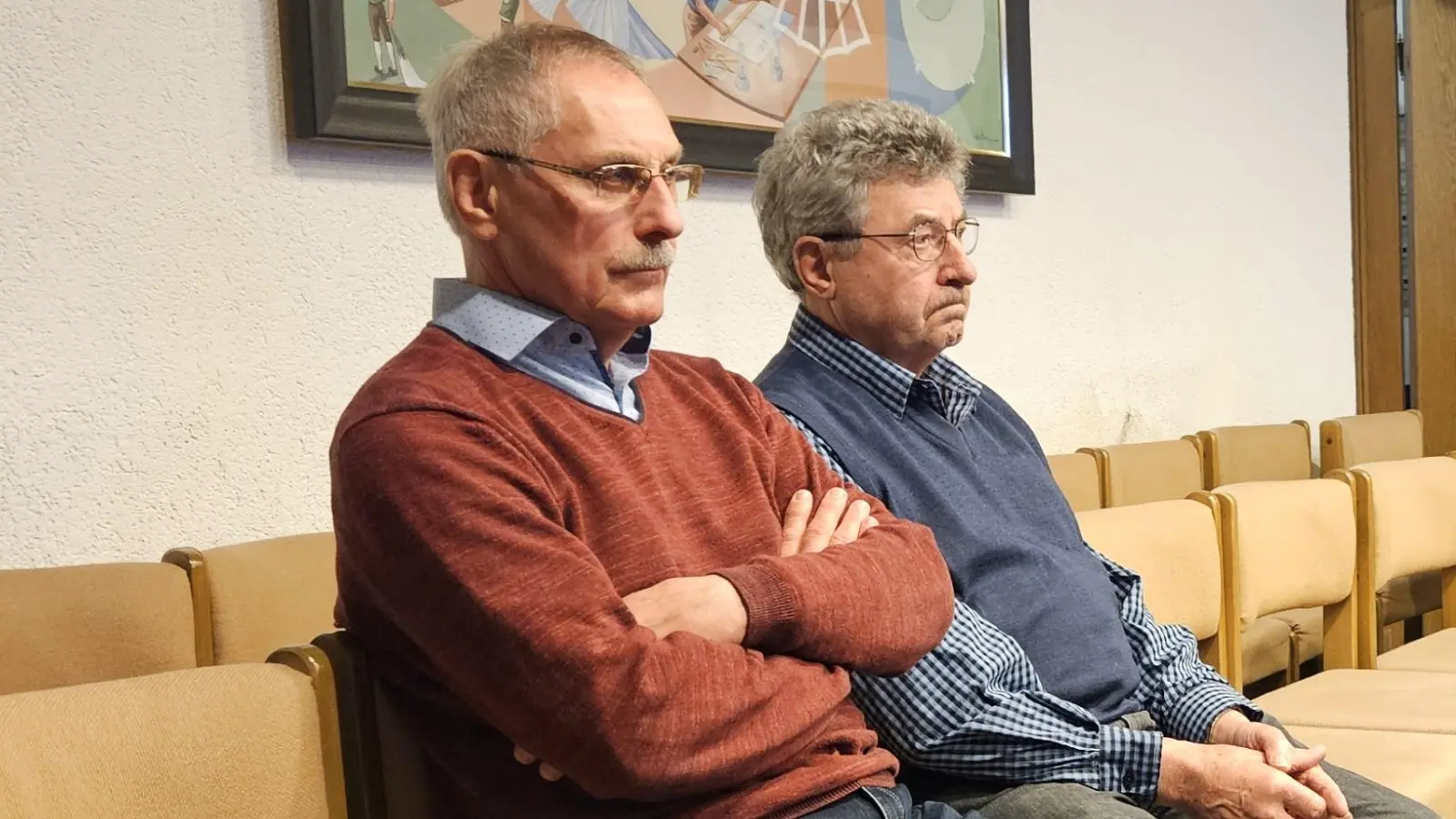 Sie waren jahrzehntelang für das Stromnetz in Leutershausen zuständig: Rainer Pickel (rechts) und Karl-Heinz Küstner. (Foto: Wolfgang Grebenhof)