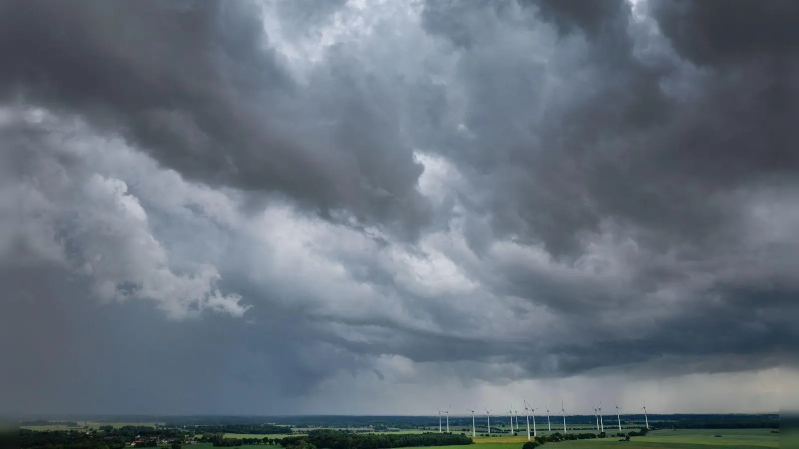 Am Dienstag erwarten die Meteorologen Gewitter mit Unwetterpotenzial.  (Foto: Jens Büttner/dpa)