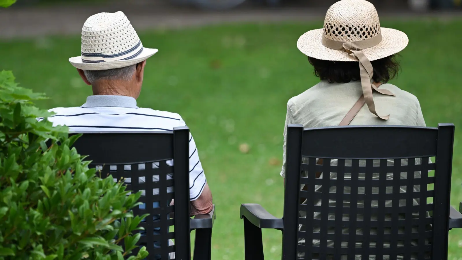 Im Schnitt gab es im vergangenen Jahr 1.154 Euro Rente monatlich. (Illustration)  (Foto: Arne Dedert/dpa)