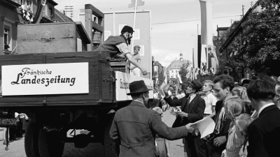 Die Fränkische Landeszeitung hatte beim Heimatfest 1950 einen eigenen Umzugswagen. Das Foto stammt auch aus dem Fundus von Günther Ingrisch, wurde aber nicht im Bildband veröffentlicht.  (Foto: Günther Ingrisch)