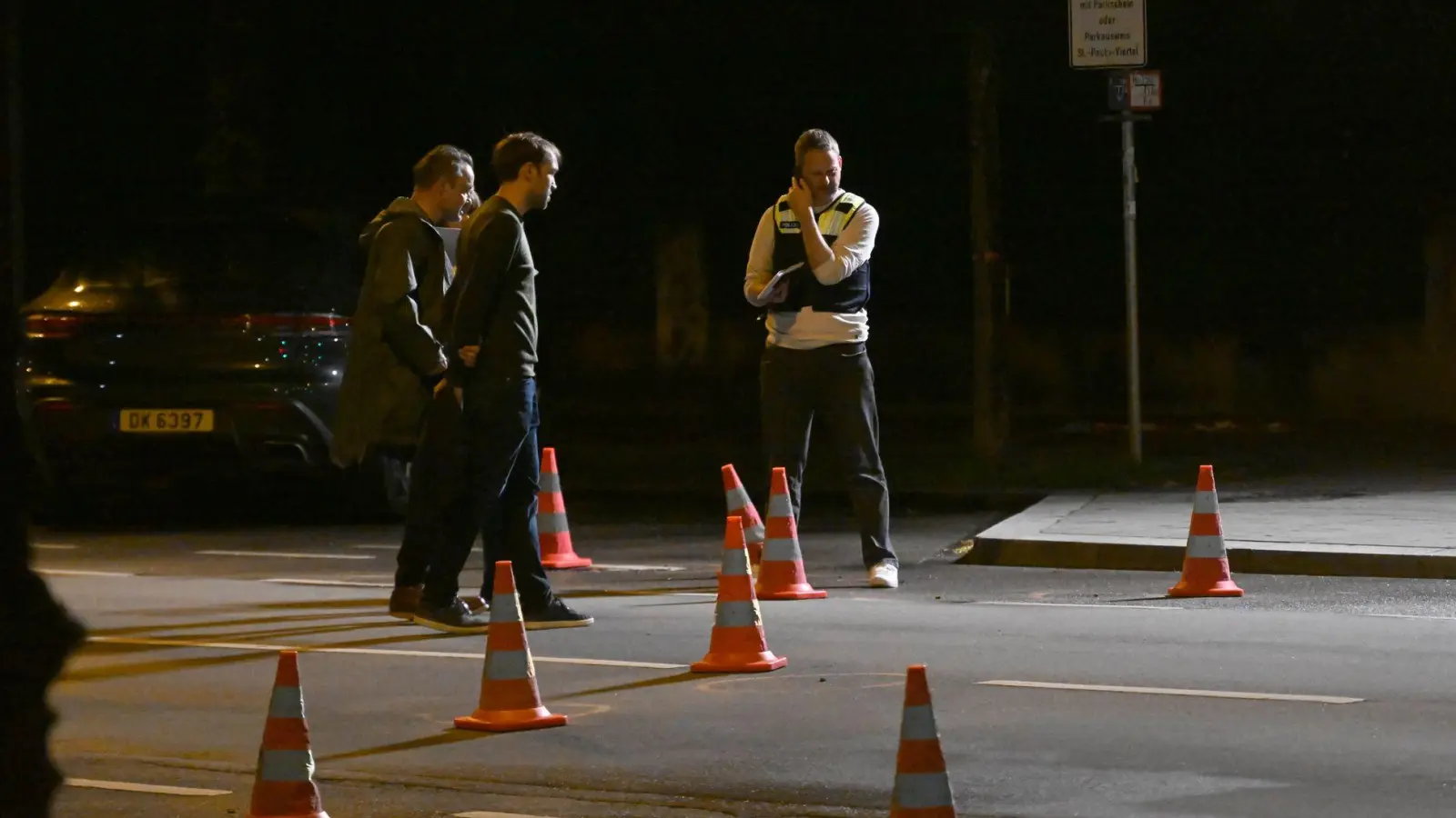 Warum die Frau auf die Menschen eingestochen hat, ist bislang unklar. (Foto: Felix Hörhager/dpa)