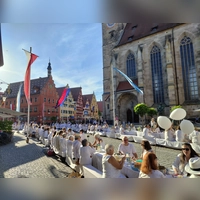 Weiß gekleidet an weiß eingedeckten Tafeln: Zum vierten Mal fand in der Dinkelsbühler Altstadt das Friedensdinner statt. Zu diesem Zweck waren der Marktplatz und die Segringer Straße für den Verkehr gesperrt.  (Foto: Julia Bergmeister)