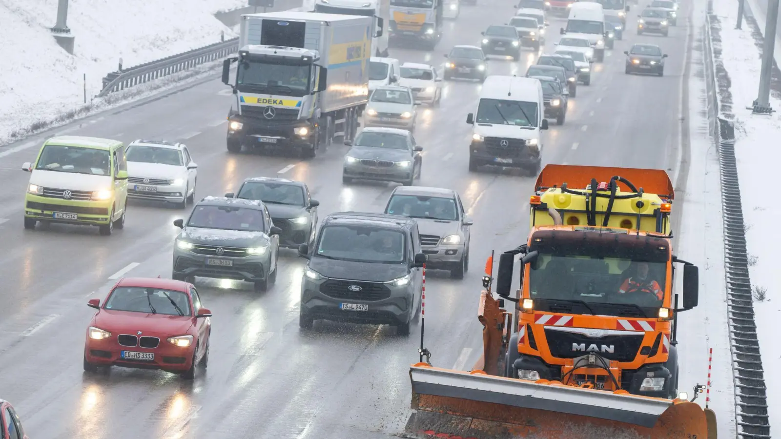 Auf den Autobahnen sind nach der Kälte der vergangenen Tage Schäden entstanden. (Symbolbild) (Foto: Peter Kneffel/dpa)