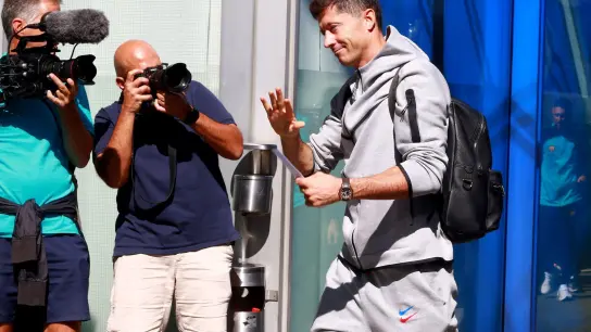 Robert Lewandowski vom FC Barcelona bei seiner Ankunft in München. (Foto: Mladen Lackovic/dpa)