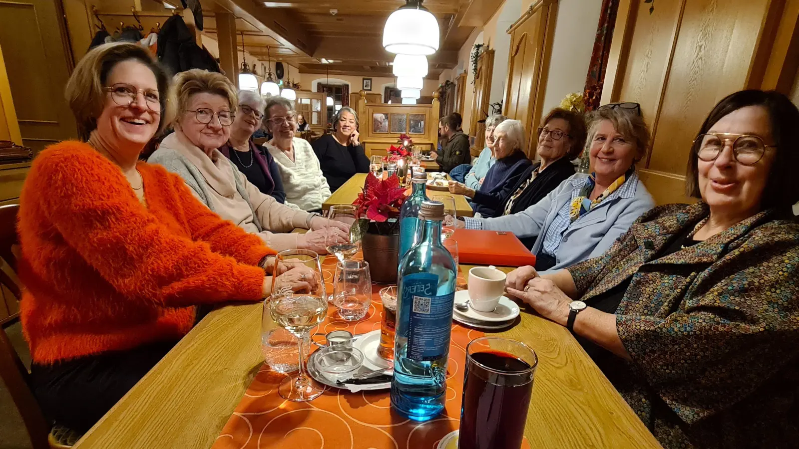 Gute Laune herrscht bei den Wirtinnen, wenn sie in entspannter Runde beieinandersitzen. (Foto: Margit Schwandt)