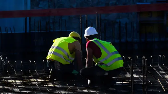 Bauarbeiter auf der Baustelle eines Mehrfamilienhauses in Hannover. Der Fachkräftemangel in Deutschland ist auf Rekordniveau. (Foto: Julian Stratenschulte/dpa)