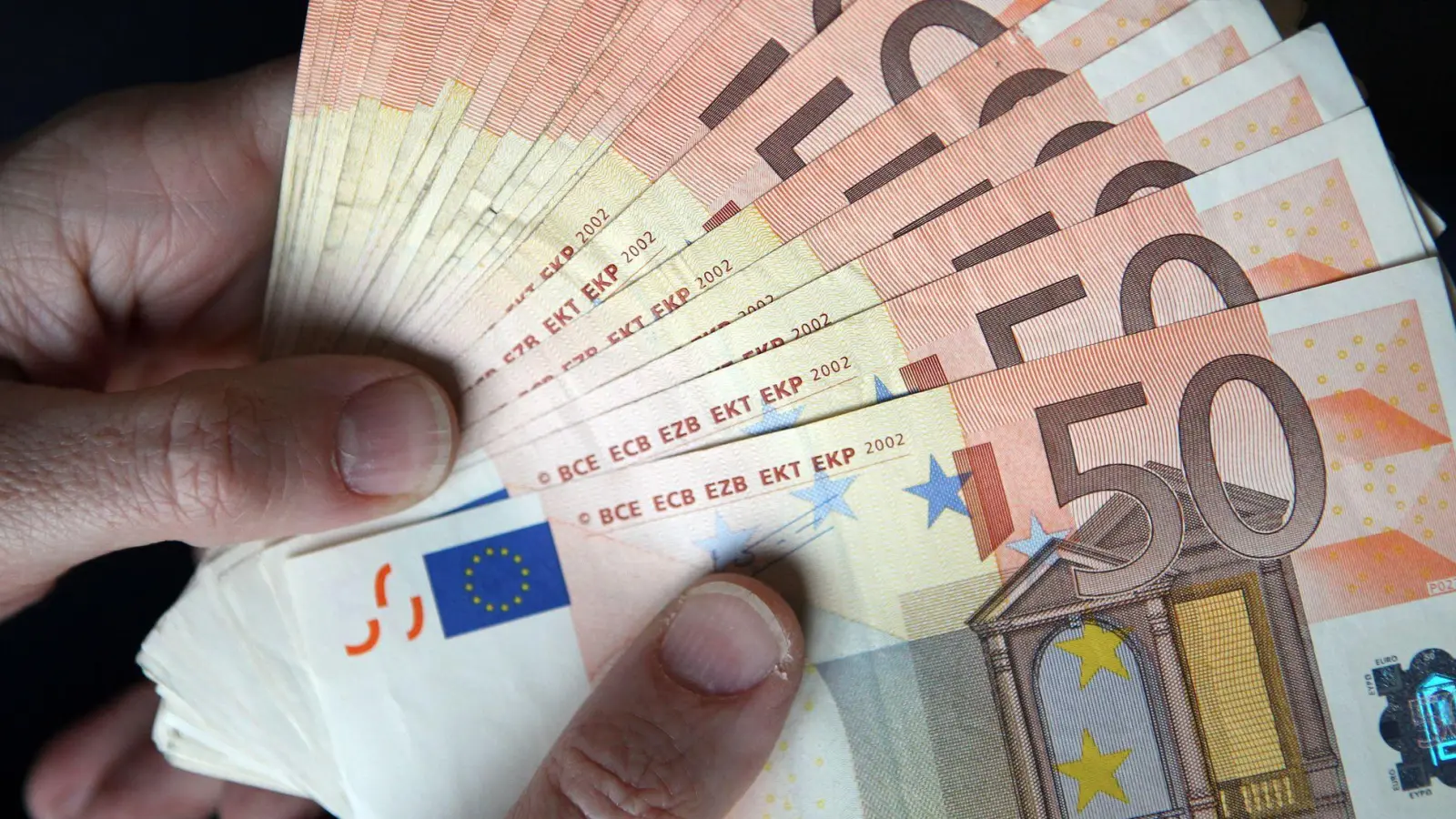 Einen Teil seines Vermögens sollte man für laufende Ausgaben und Notfälle verfügbar halten. (Foto: Jan Woitas/dpa/dpa-tmn)