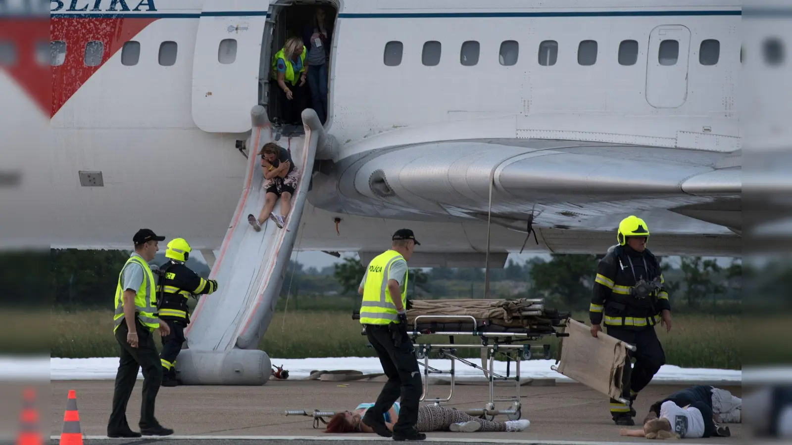 Eigentlich sollen Flugzeug-Evakuierungen maximal 90 Sekunden dauern. (Archivbild) (Foto: Pavel Neubauer/TASR/dpa)
