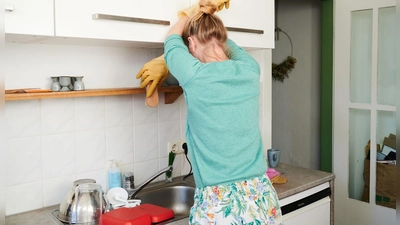 Kopf voll, Akku leer: Kinder, Hausarbeit, Job - die kognitive und emotionale Dauerbelastung betrifft besonders Mütter. Was tun? Mehr echtes Teamwork - und Selbstfürsorge, erklärt eine Expertin.  (Foto: Annette Riedl/dpa/dpa-tmn)