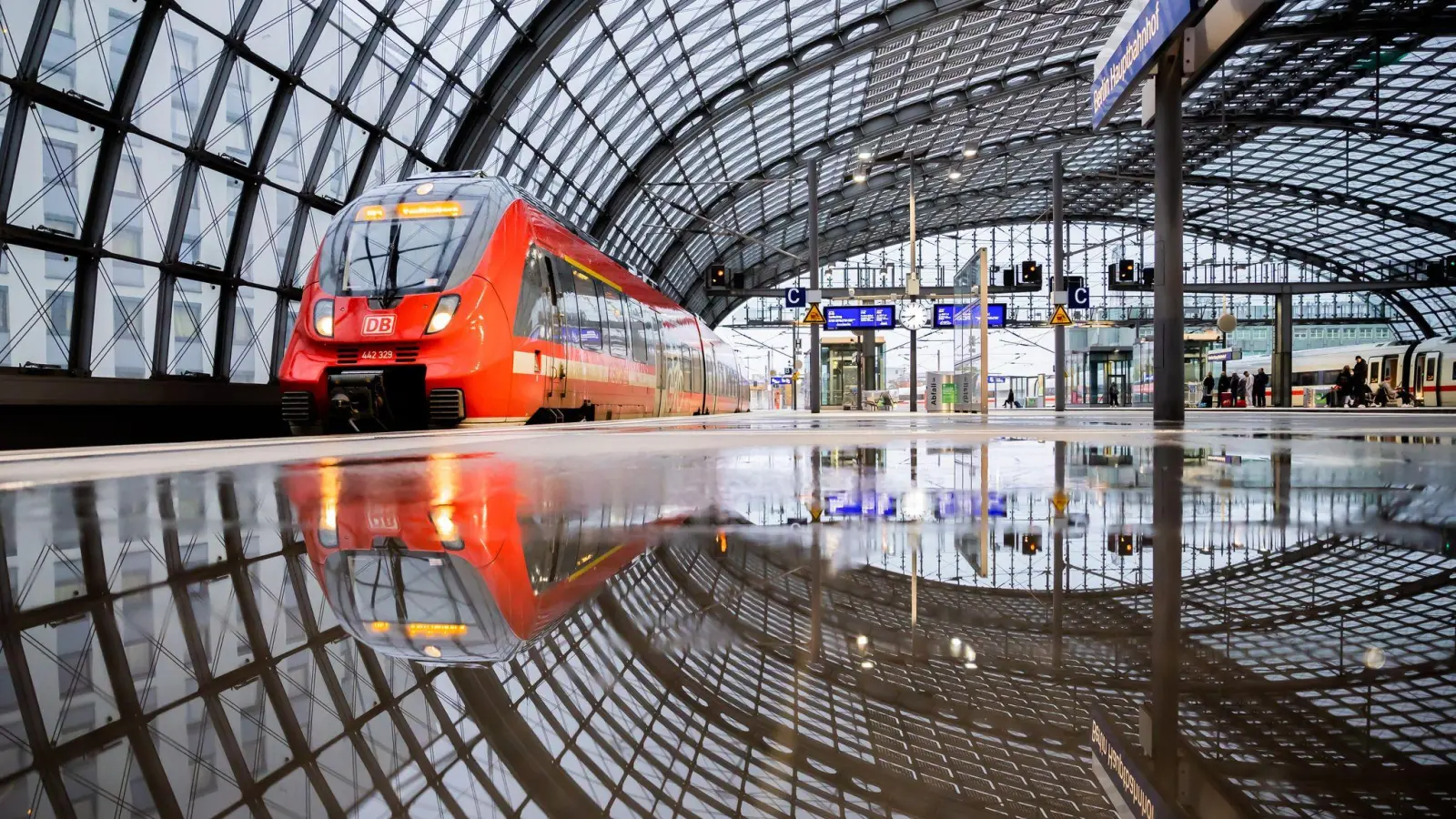 Tarifsysteme im Nahverkehr haben oft komplizierte Zonen und Ticketvarianten. (Archivbild) (Foto: Christoph Soeder/dpa/dpa-tmn)