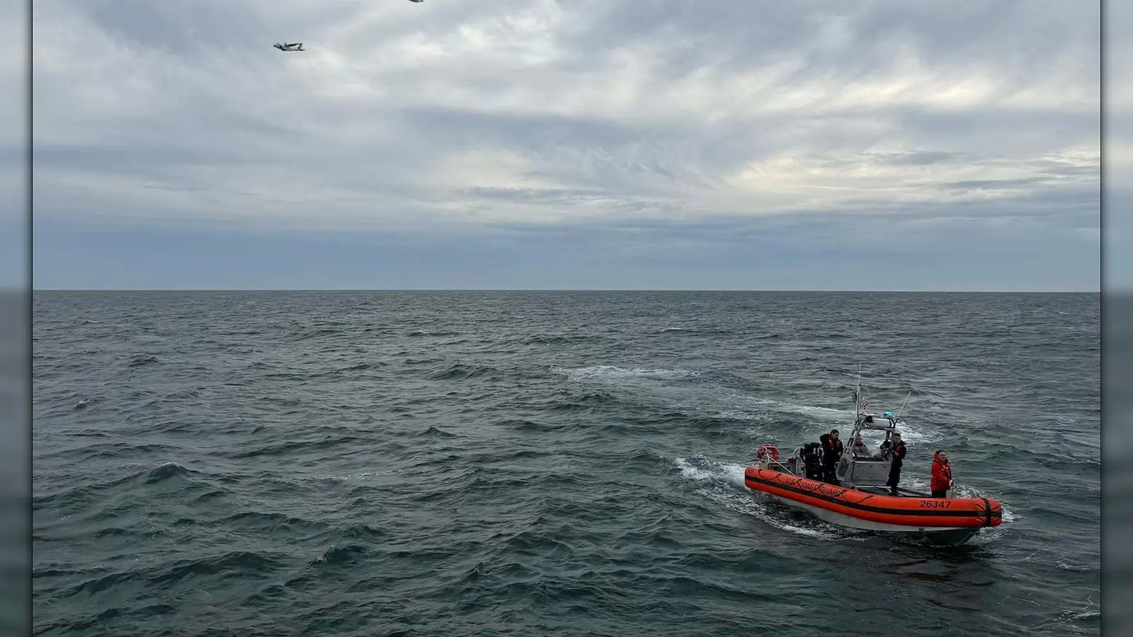 Die US-Küstenwache sucht vor der Ostküste nicht mehr nach den Passagieren eines vermissten Kleinflugzeuges. (Foto: Uncredited/U.S. Coast Guard/AP/dpa)