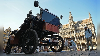 Eine E-Kutsche steht auf dem Grand-Place/Grote Markt im Zentrum von Brüssel.  (Foto: Michael Brandt/dpa)
