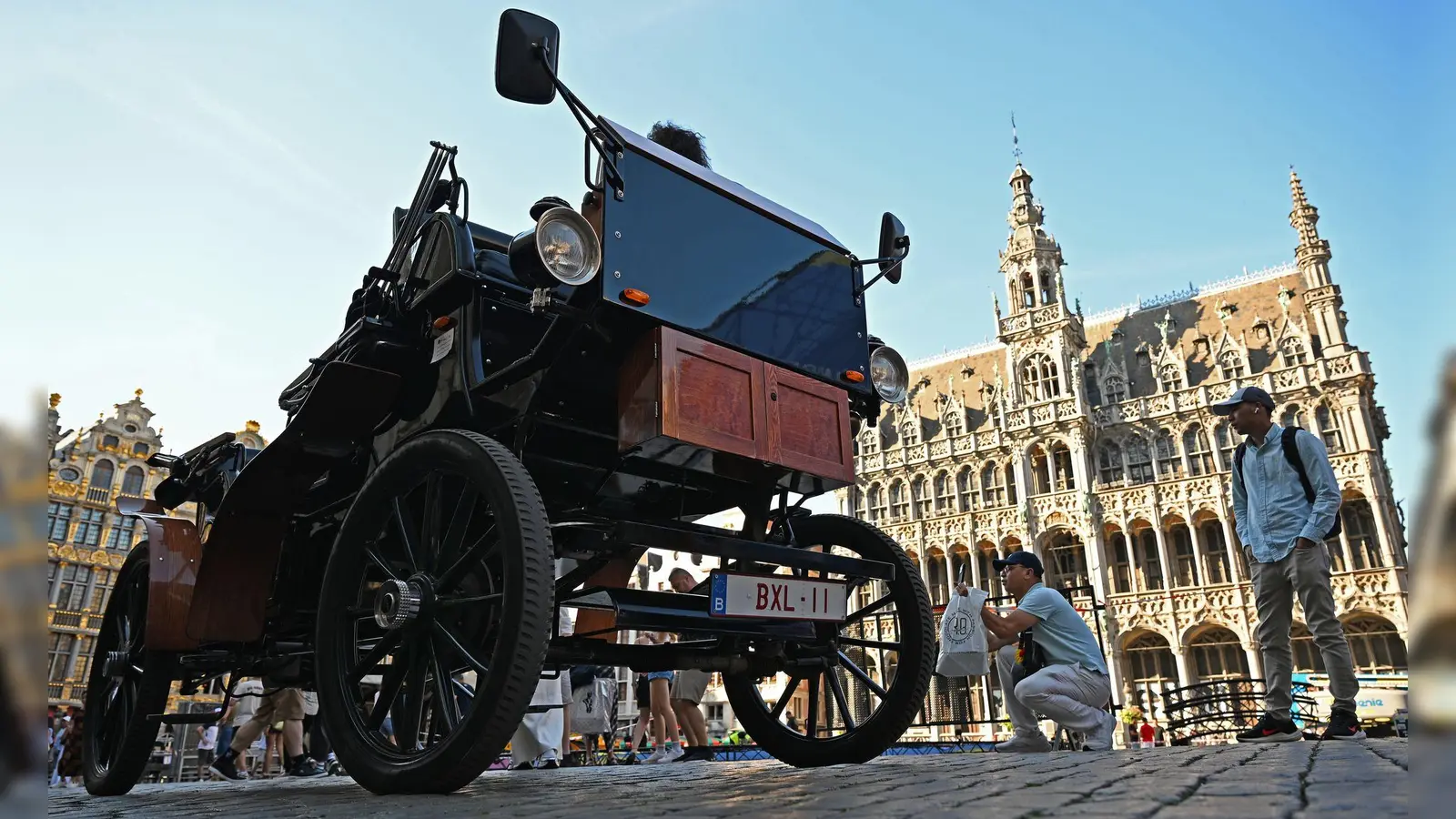 Eine E-Kutsche steht auf dem Grand-Place/Grote Markt im Zentrum von Brüssel.  (Foto: Michael Brandt/dpa)