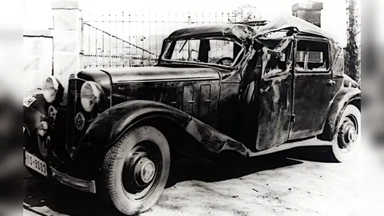 1928 bekam das heutige Amt für Ländliche Entwicklung in Ansbach sein erstes Dienstfahrzeug. Doch der formschöne Adler Standard rutschte schon nach wenigen Fahrten die Böschung hinab.  (Foto:  Amt für Ländliche Entwicklung)