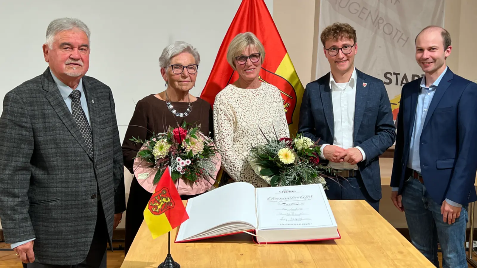 Bürgermeister Marco Meier und Felix Böck (BLSV; Zweiter und Erster von rechts) zeichneten Heinz Walter, Brigitte Rank und Evi Ludwig aus (von links). (Foto: Stadt Ornbau/Hans Böll)