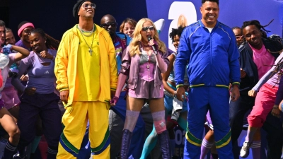 Bunte Mischung: Madonna mit Brasiliens Fußballlegenden Ronaldinho (l) und Ronaldo. (Foto: Tom Weller/dpa)