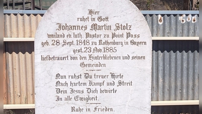 Die deutsche Schrift auf dem Grabstein ist noch gut zu lesen. Ulrich Herrschner sprang der Geburtsort sofort ins Auge. (Foto: U. Herrschner)