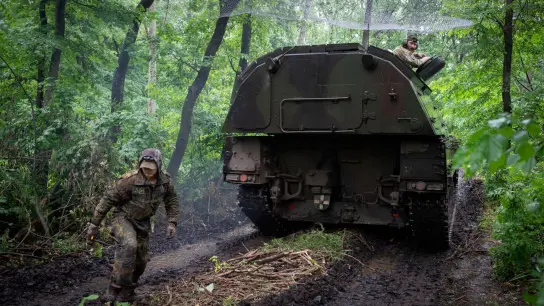 Eine deutsche Panzerhaubitze 2000 der ukrainischen Armee an der Frontlinie in der Nähe von Bachmut. (Foto: Efrem Lukatsky/AP/dpa)