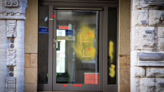 Einschusslöcher auf einer verglasten Tür am Rabbinerhaus in Essen. (Foto: Justin Brosch/ANC-NEWS/dpa)