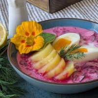 In dieses frische Pink kann man sich verknallen, oder? Die Rote-Bete-Suppe wird mit Kartoffelscheiben und halben Eiern getoppt.  (Foto: Doreen Hassek/hauptstadtkueche.blogspot.com/dpa-tmn)