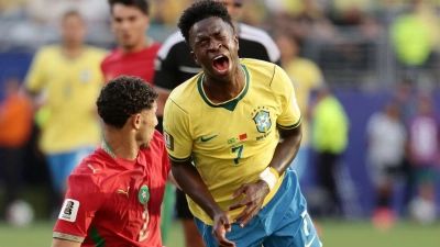 Traf sehenswert, musste aber auch einstecken: Brasiliens Vinícius Júnior (r.). (Foto: Adam Hunger/AP/dpa)
