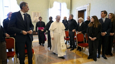 Papst Leo XIV. spricht Angehörigen von Crans-Montana-Opfern Trost zu. (Foto: Vatican Media/IPA via ZUMA Press/dpa)