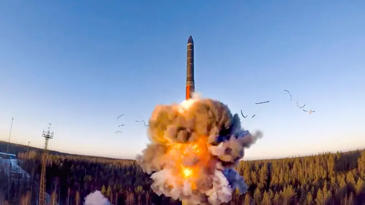 Ein Interkontinental-Raketentest in Russland: Der „New Start“-Vertrag verpflichtet die USA und Russland dazu, ihre einsatzbereiten Atomsprengköpfe jeweils auf maximal 1550 zu reduzieren. (Foto: Russian Defense Ministry Press Service/AP/dpa)