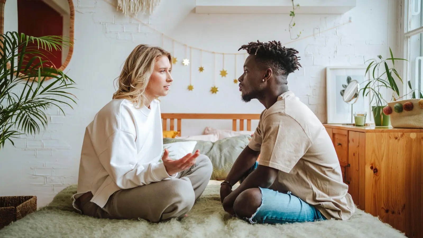 Ist die Trennung von Schmerz, Wut oder Enttäuschung geprägt, wird es für ein früheres Liebespaar schwierig, danach als Freunde weiterzumachen.  (Foto: Maria Diachenko/Westend61/dpa-tmn)