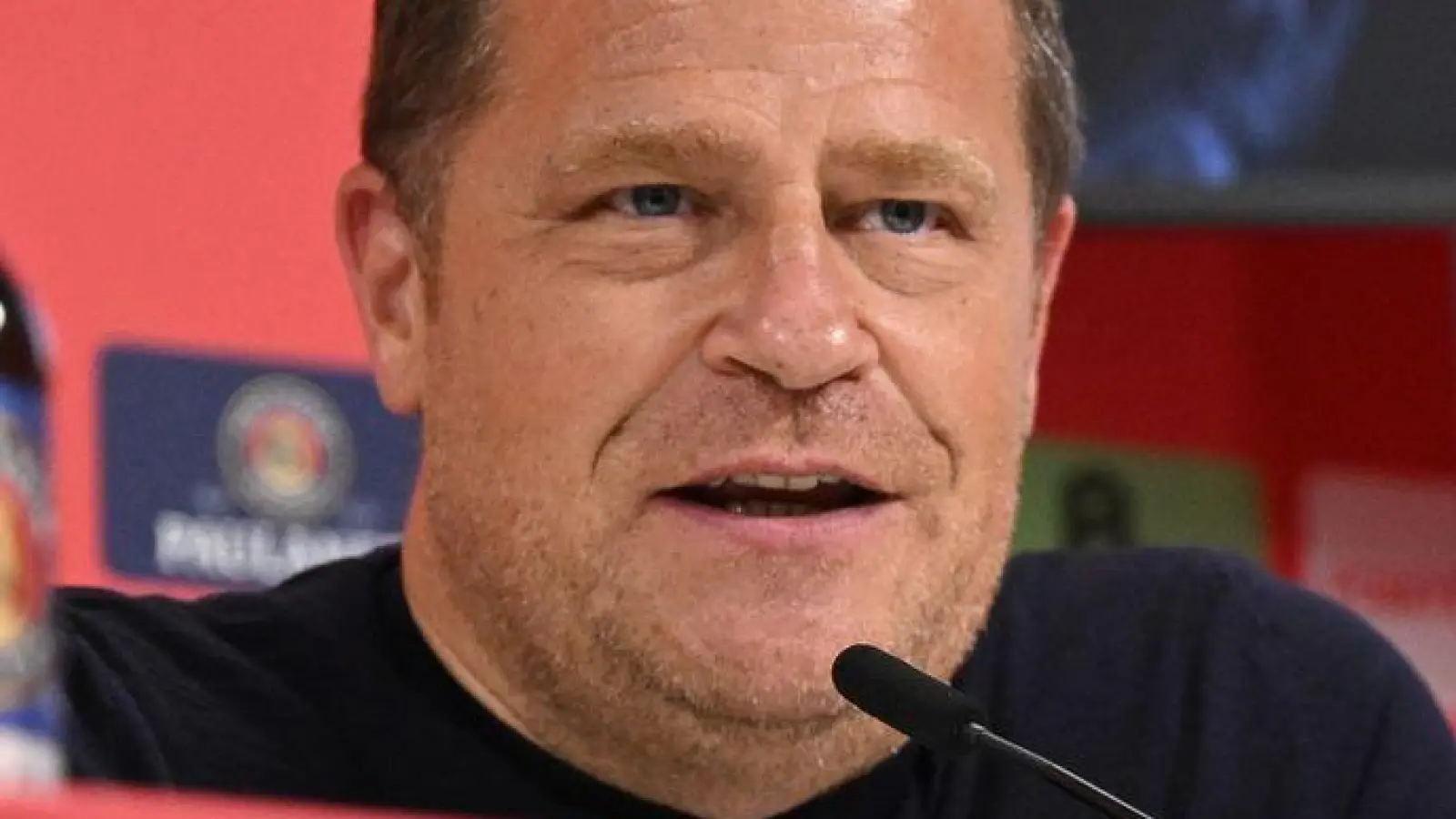 Sportvorstand Eberl bei der Diaz-Vorstellung. (Foto: Harry Langer/dpa)