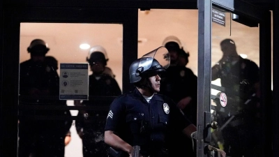 Polizei auf dem UCLA-Campus in der Nähe eines von pro-palästinensischen Demonstranten errichteten Lagers. (Foto: Ryan Sun/AP/dpa)