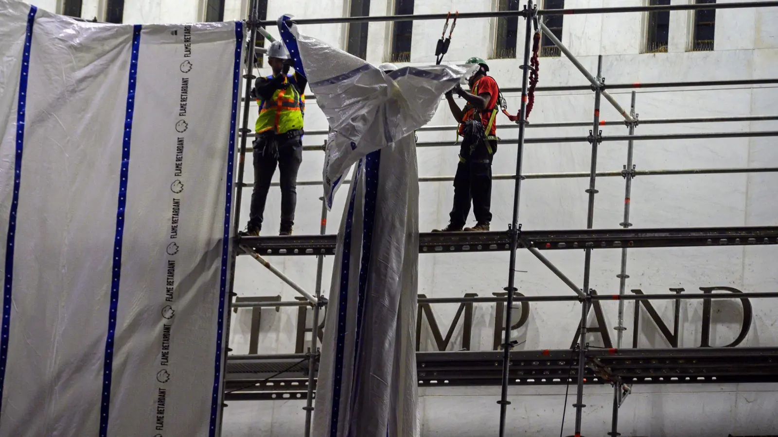Arbeiter haben laut dem Kennedy Center Trumps Namen von der Fassade der Kultureinrichtung entfernt.  (Foto: Cliff Owen/AP/dpa)