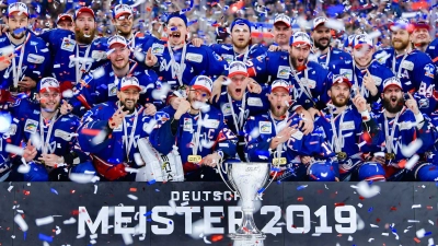 Viele DEL-Trainer sehen das Ende der Titel-Durststrecke für die Adler Mannheim gekommen. (Archiv) (Foto: Uwe Anspach/dpa)