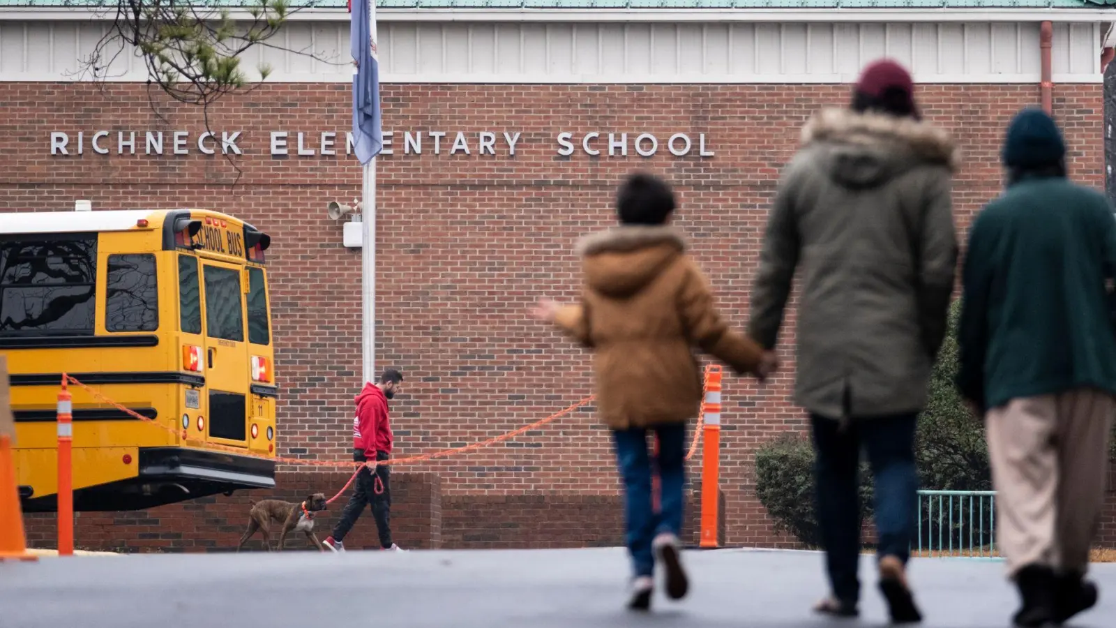 Ein Sechsjähriger hatte 2023 in einer Grundschule in Newport News auf seine Lehrerin geschossen. (Archivbild) (Foto: Billy Schuerman/The Virginian-Pilot via AP/dpa)