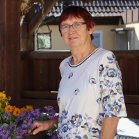 Zu ihrem 50. Geburtstag hat sich Berta Faßold eine Gartenlaube am Hof in Oberhöchstädt gewünscht. Das ist jetzt 25 Jahre her, aber bei Festen kommt die Familie hier immer noch gern zusammen. (Foto: Antonia Müller)