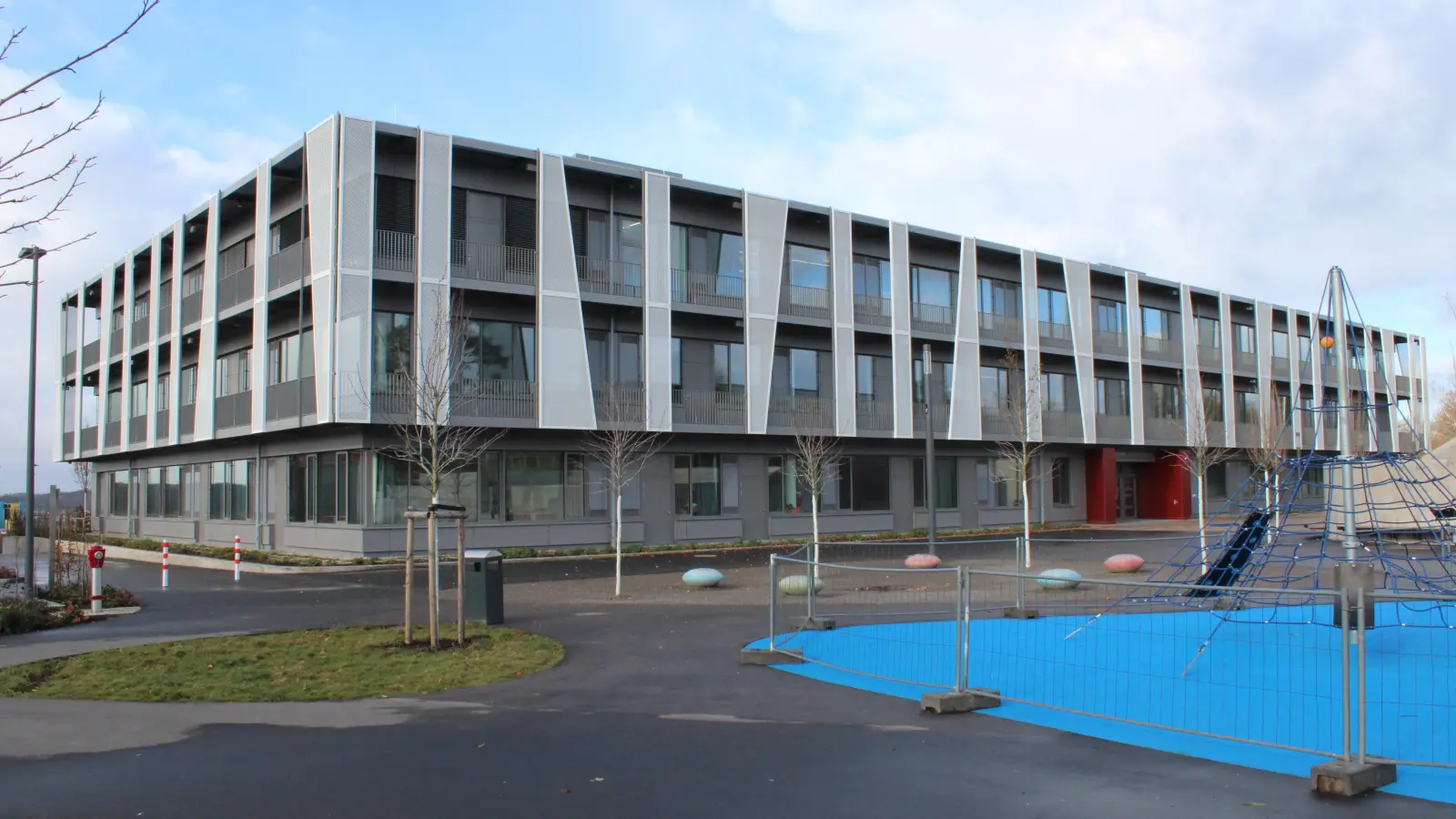 Die Grund- und Mittelschule Feuchtwangen-Land: Ein Vater von Grundschülern hat jetzt deutliche Kritik geübt, weil die Klassenräume in dem Neubau aus seiner Sicht zu klein sind. (Foto: Herbert Dinkel)