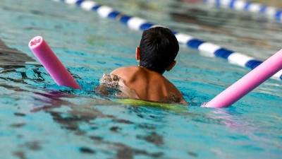 Das Kind früh anmelden und das Lehren den Profis überlassen: Die DLRG empfiehlt Schwimmkurse bereits im Vorschulalter. (Foto: Jens Kalaene/dpa)