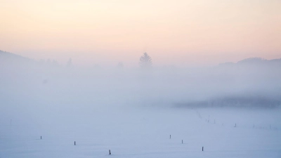 Nebelschwaden ziehen über eine schneebedeckte Wiese. (Foto: Sven Hoppe/dpa/Symbolbild)