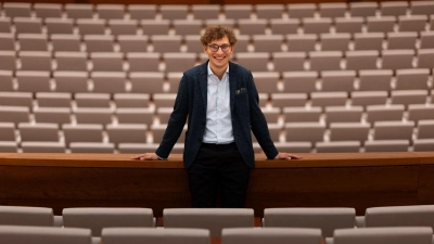 Der neue GMD und Intendant ist erst 25 Jahre alt.  (Foto: Fabian Strauch/dpa)