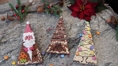 Selbstgemachte Schokolade in der Showküche der ältesten noch existierenden Schweizer Schokoladenmanufaktur Cailler in Broc im Kanton Freiburg, dekoriert für Weihnachten. (Foto: Christiane Oelrich/dpa)