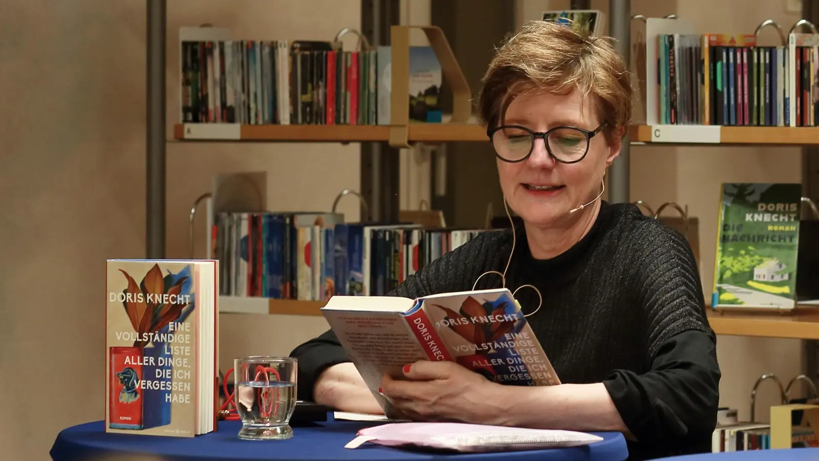 Hat ihren jüngsten Roman im Arm: Doris Knecht. (Foto: Thomas Wirth)