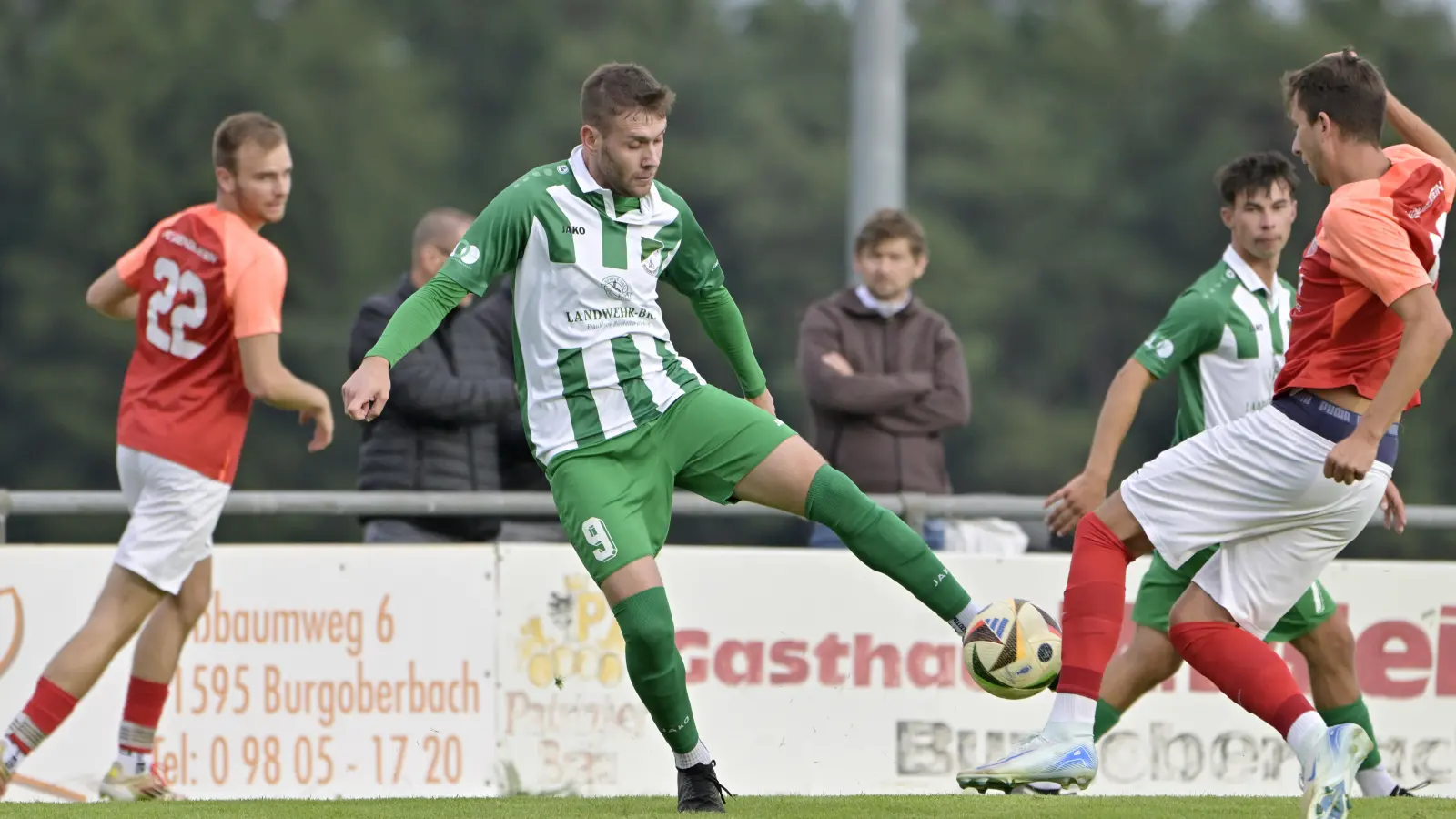 Der FC/DJK Burgoberbach (in Grün Mert Aydin) musste gegen den FC Wendelstein die zweite Niederlage in Folge hinnehmen. Beim TSV Meckenhausen will der Aufsteiger jetzt wieder punkten. (Foto: Martin Rügner)