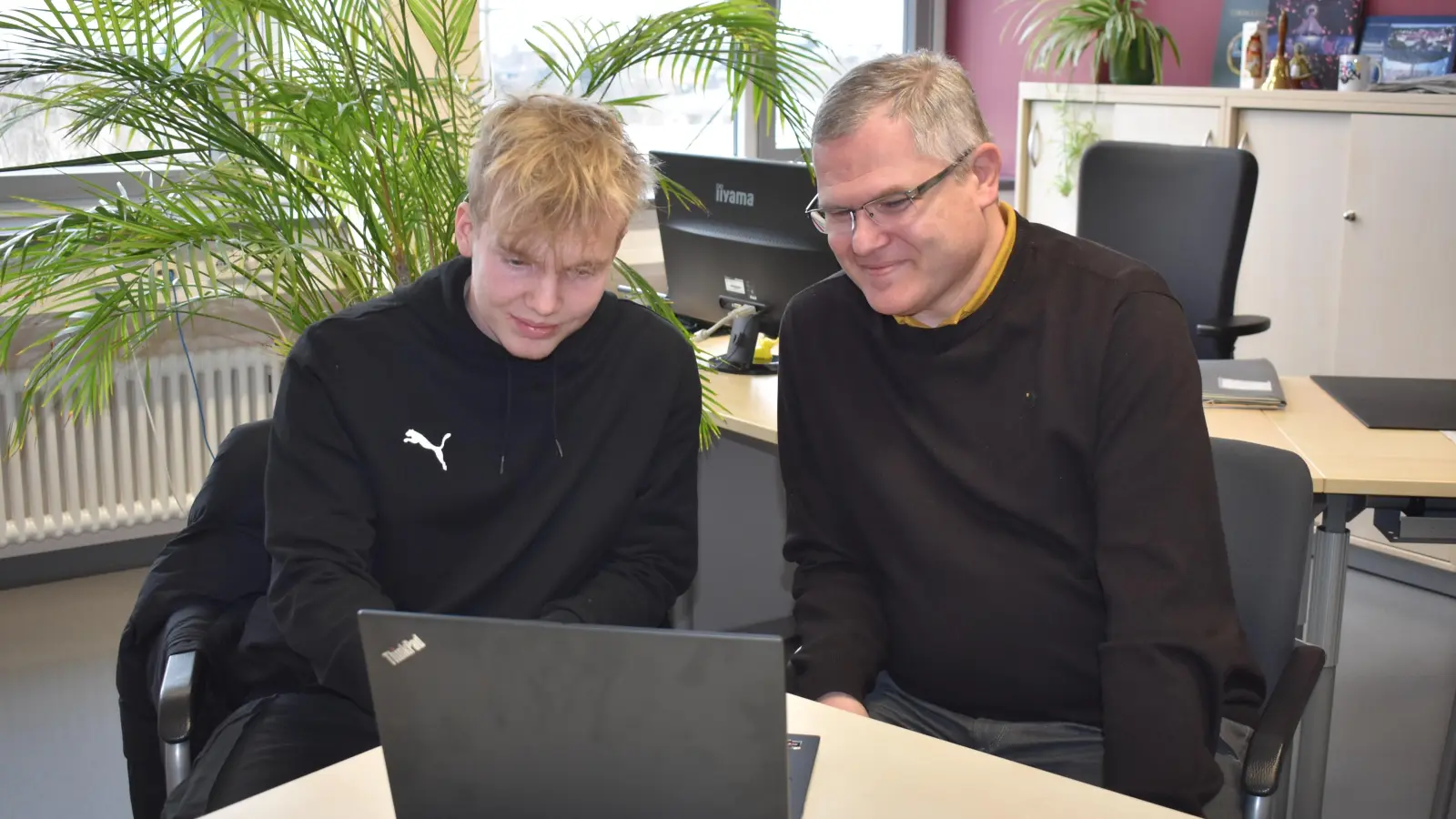 Sebastian Vollmer warf mit Schulleiter Norbert Zips einen Blick auf ein Schachprogramm. Ein solches hat der 15-Jährige auch schon programmiert. (Foto: Ute Niephaus)