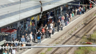 Reisende warten am Bahngleis in Ulm: Wegen einer Oberleitungsstörung fuhren an dem wichtigen Bahn-Knotenpunkt nur vereinzelt Züge.  (Foto: Ralf Zwiebler/dpa)