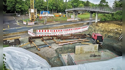 Für die neue Brücke werden derzeit die Fundamente vorbereitet. Sie entsteht neben dem bishergen Steg, der bis zur Fertigstellung nutzbar bleibt. (Foto: Jürgen Binder)