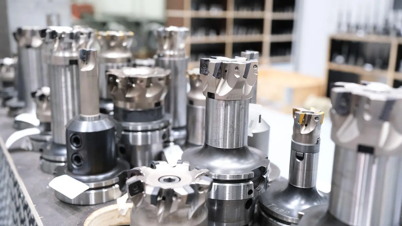 Viele Unternehmen halten sich derzeit mit Investitionen in Maschinen und Anlagen zurück. (Symbolbild) (Foto: Bernd Weißbrod/dpa)