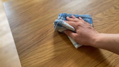 Ob Öl, Wachs oder Lack: Empfindliche Holzoberflächen sollte man schonend mit einem weichen Baumwolltuch reinigen. (Foto: Zacharie Scheurer/dpa-tmn)