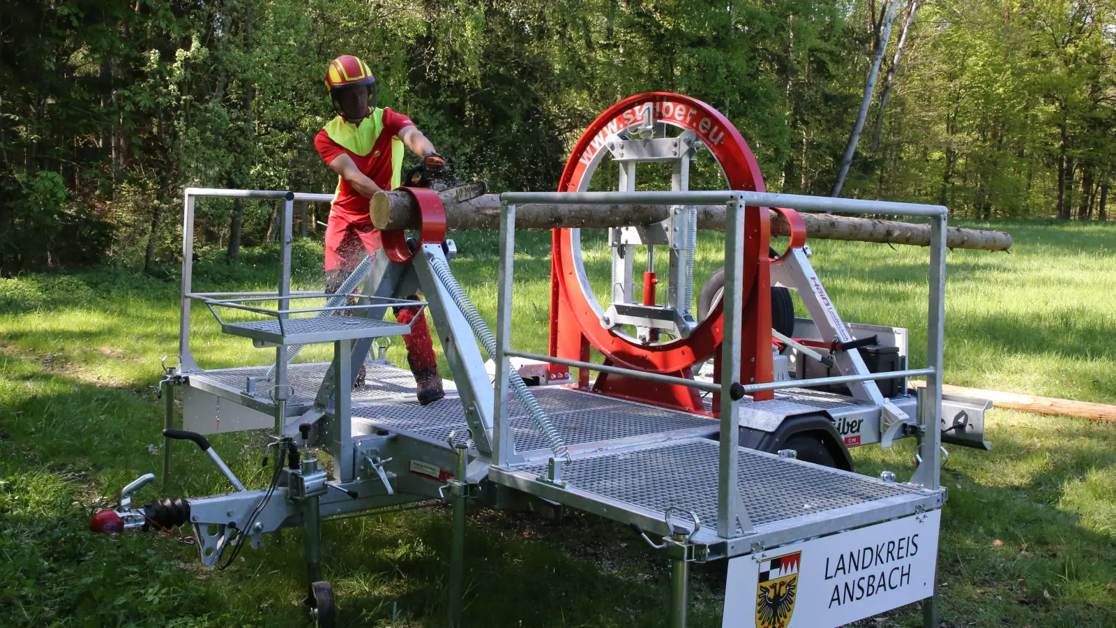 Mit dem Spannungssimulator können die Feuerwehrleute unter Spannung stehende Stämme gefahrlos durchtrennen. Er wurde nun in Petersaurach übergeben. (Foto: Alexander Biernoth)